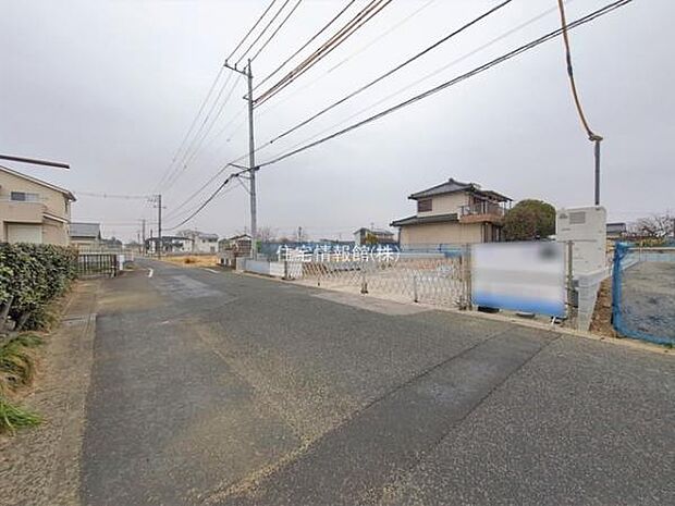 前面道路を含めた現地写真です。