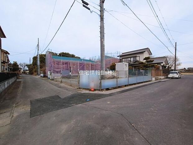 前面道路を含めた現地写真です。