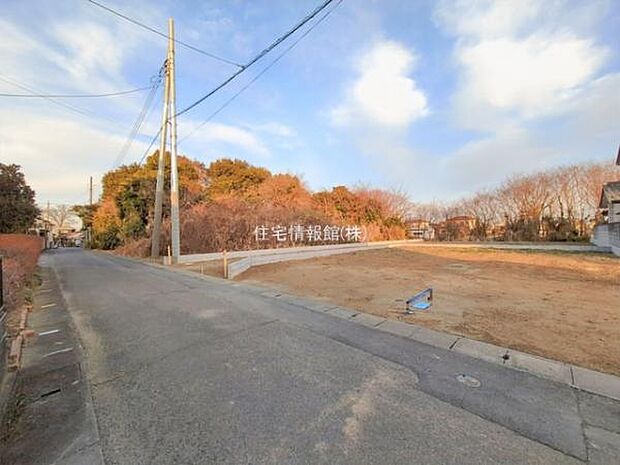 前面道路を含めた現地写真です。