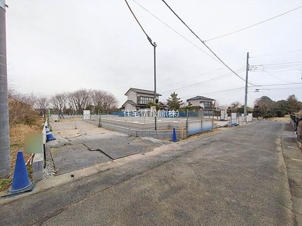 前面道路を含めた現地写真です。