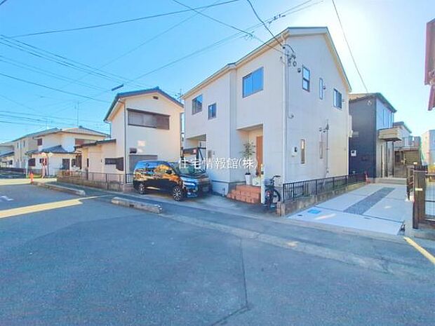 前面道路を含めた現地写真です。