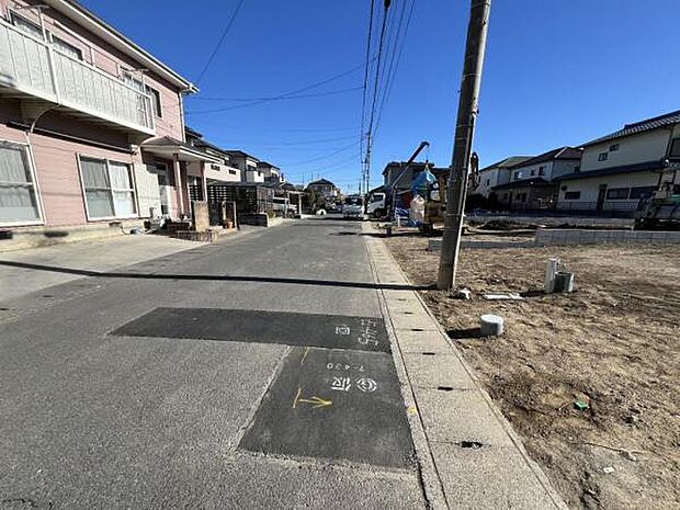 前面道路です。住宅地につき落ち着いた新生活を始められそうです。