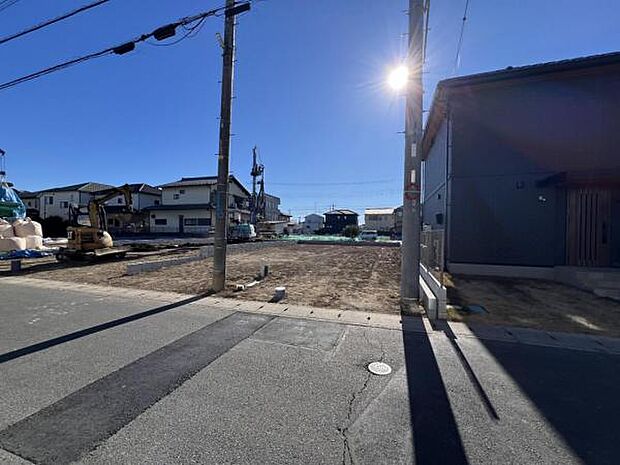 前面道路を含めた現地写真です。