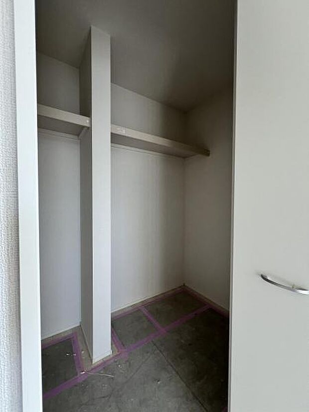 ウォークインクローゼットがあり収納スペースも豊富。季節物もスッキリ片付きそうです。