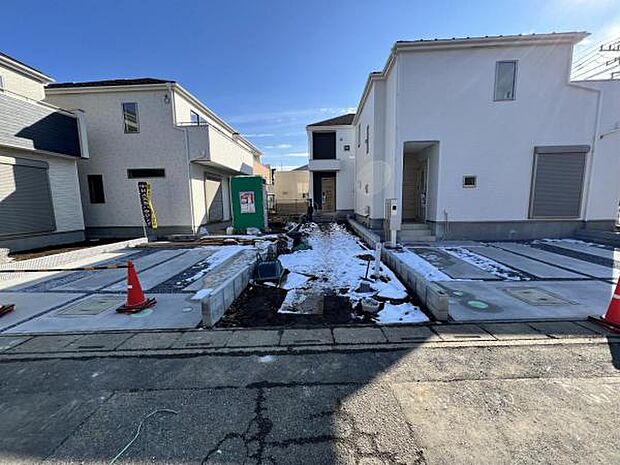 前面道路を含めた現地写真です。