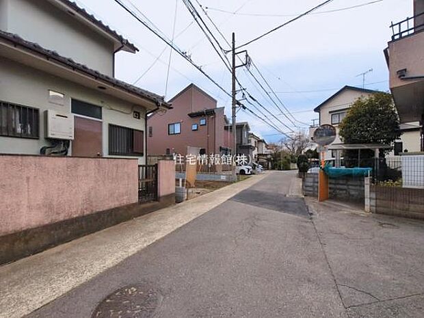 前面道路を含めた現地写真です。