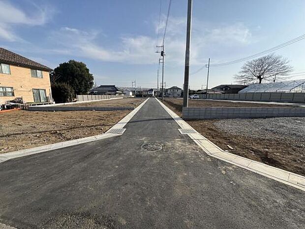 前面道路は広々としております。