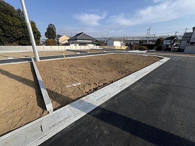 前面道路を含めた現地写真です。ぜひ周辺環境も併せてご覧ください。