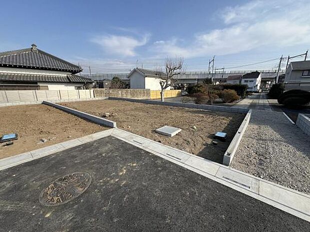 前面道路を含めた現地写真です。ぜひ周辺環境も併せてご覧ください。