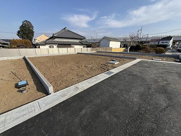 前面道路を含めた現地写真です。ぜひ周辺環境も併せてご覧ください。