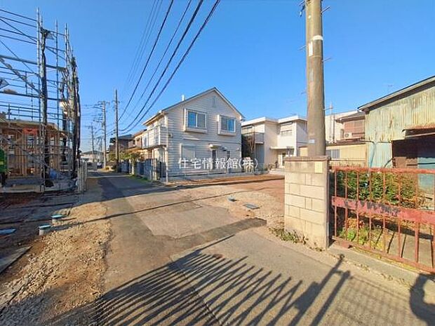 前面道路を含めた現地写真です。