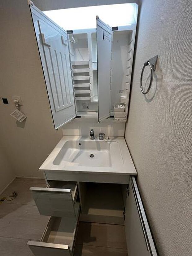 洗面化粧台です。朝の身支度から1日が始まります。