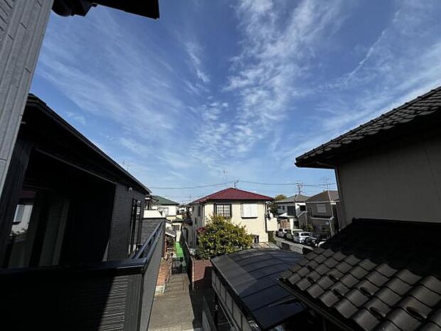 暖かい太陽の日差しを浴びる住まいです。