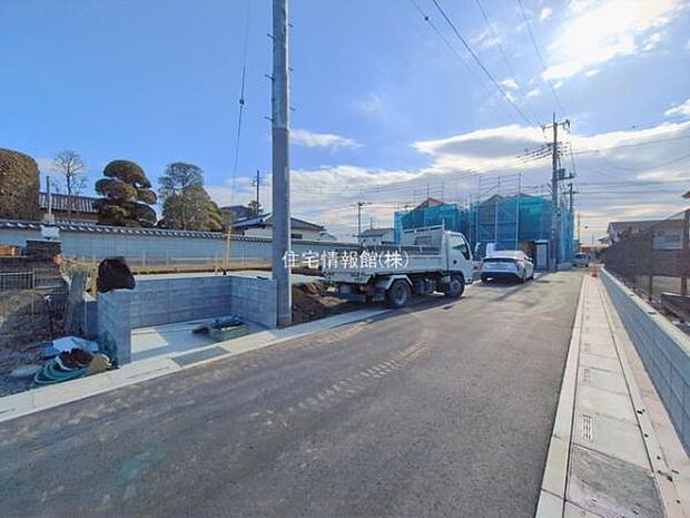 前面道路を含めた現地写真です。