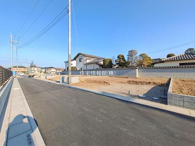 前面道路を含めた現地写真です。