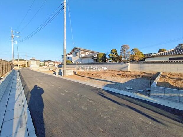 前面道路を含めた現地写真です。