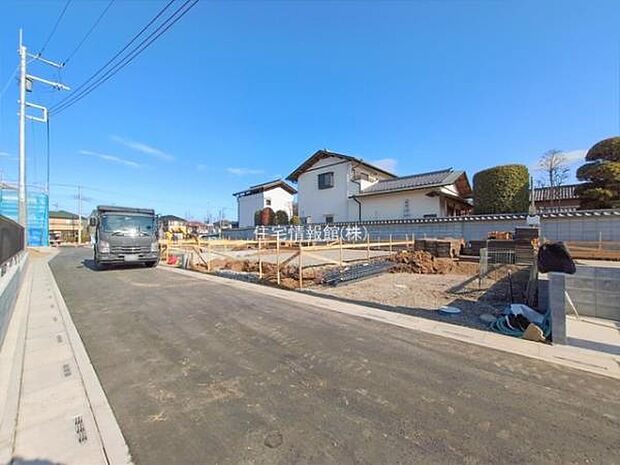 前面道路を含めた現地写真です。