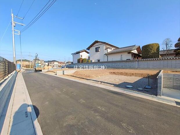 前面道路を含めた現地写真です。