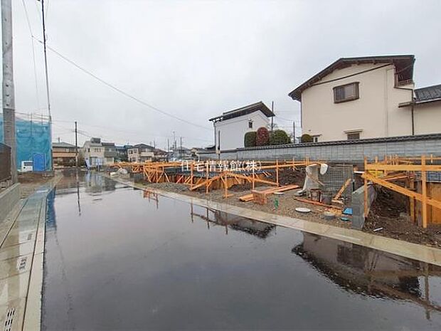 前面道路を含めた現地写真です。