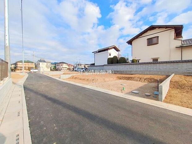 前面道路を含めた現地写真です。