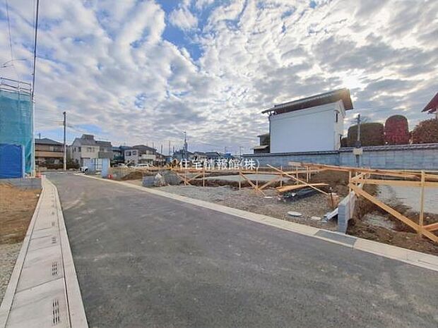 前面道路を含めた現地写真です。