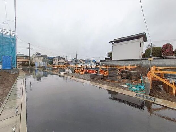 前面道路を含めた現地写真です。