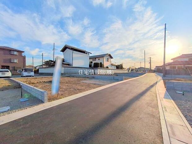 前面道路を含めた現地写真です。