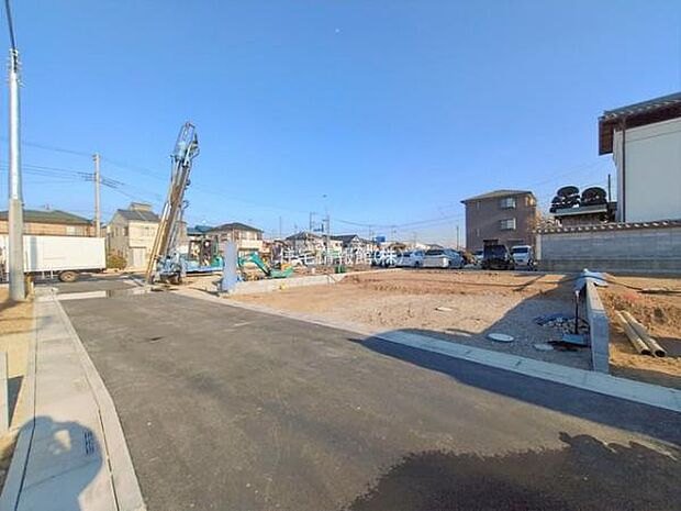 前面道路を含めた現地写真です。