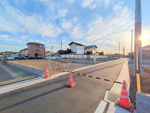 前面道路を含めた現地写真です。