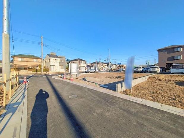 前面道路を含めた現地写真です。