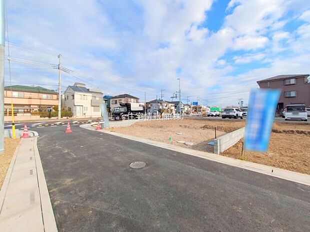 前面道路を含めた現地写真です。