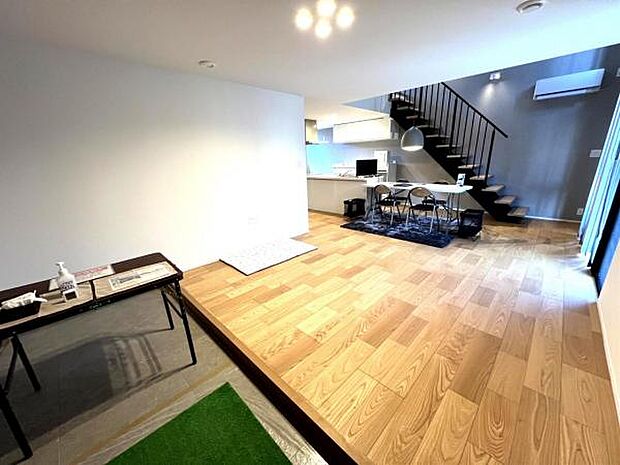 家族団らんの場所としてゆったりと居心地の良いリビングです。