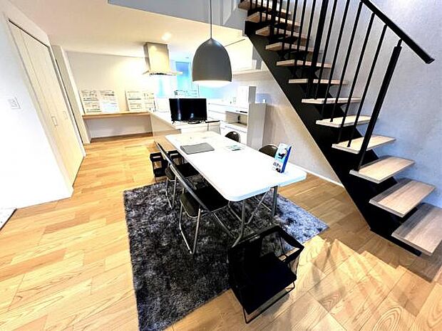 ご家族の温かい時間を演出するダイニングスペースです。