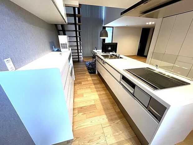 作業スペースが広く家事動線をゆったりと確保できるキッチンです。