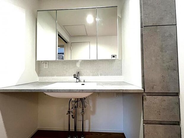 洗面化粧台です。朝の身支度から1日が始まります。