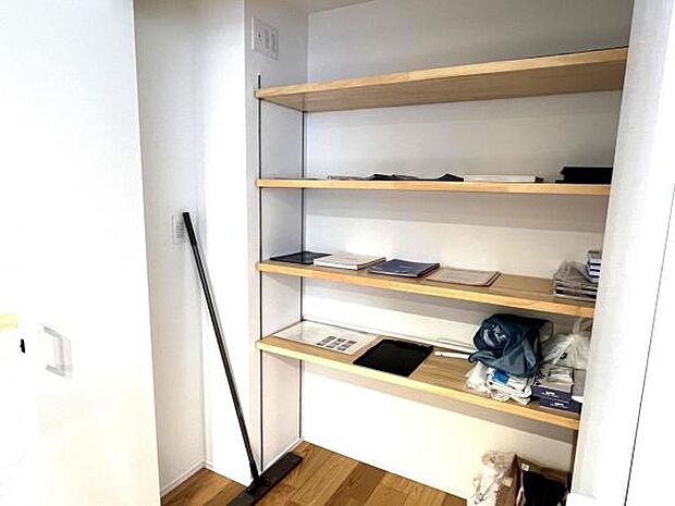 キッチン横には収納スペースがあります。