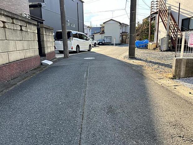 前面道路です。住宅地につき落ち着いた新生活を始められそうです。