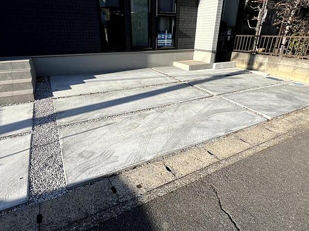 駐車場です。前面道路との高低差も少なく、スムーズに出入りできます。