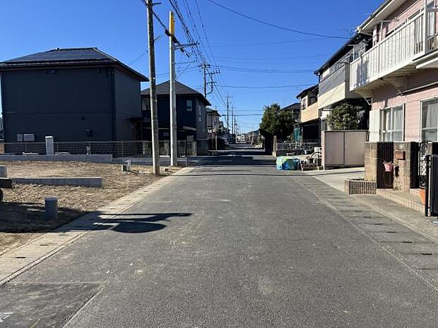 前面道路です。住宅地につき落ち着いた新生活を始められそうです。