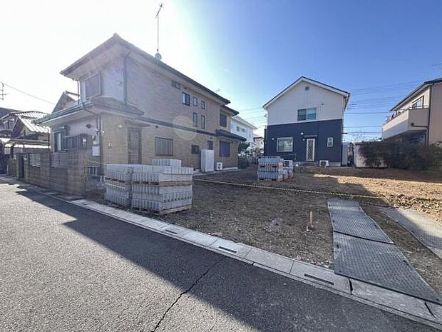 前面道路を含めた現地写真です。ぜひ周辺環境も併せてご覧ください。