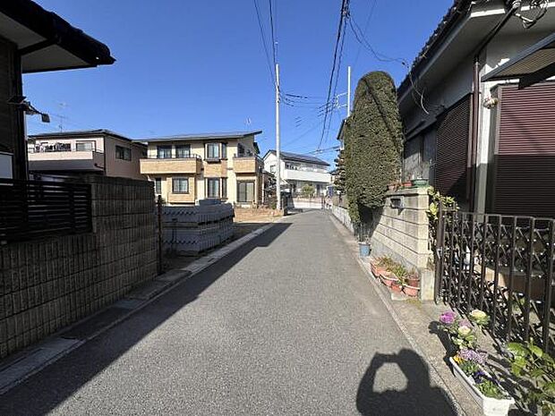 前面道路です。住宅地につき落ち着いた新生活を始められそうです。