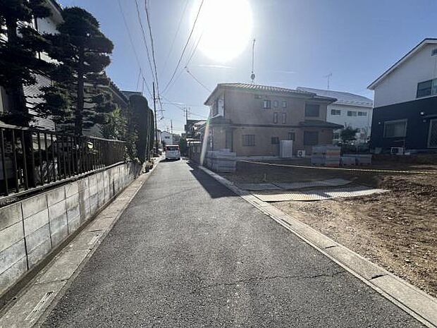 前面道路を含めた現地写真です。ぜひ周辺環境も併せてご覧ください。