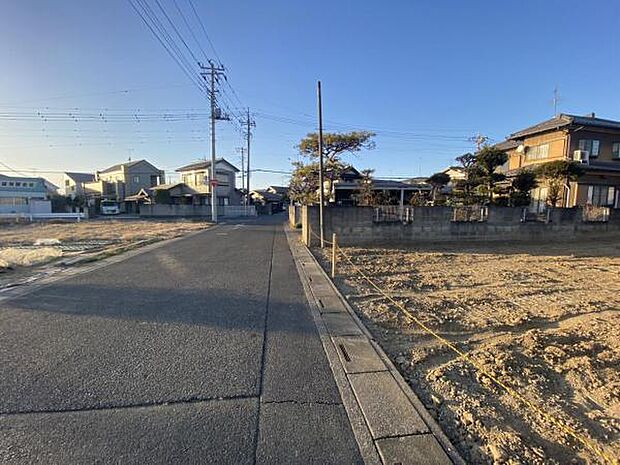 前面道路を含めた現地写真です。ぜひ周辺環境も併せてご覧ください。