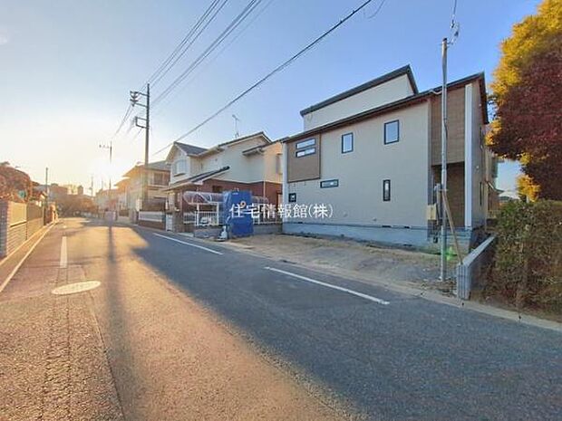 前面道路を含めた現地写真です。