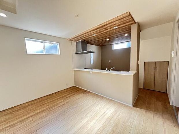 お食事中もキッチンと会話が楽しめるダイニングスペース。