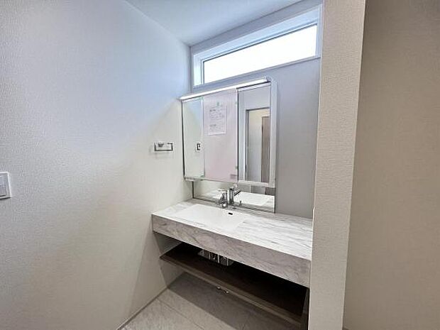 洗面化粧台です。朝の身支度から1日が始まります。