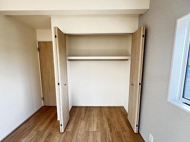 いつでもお部屋をスッキリお使い頂ける収納スペースを設置。