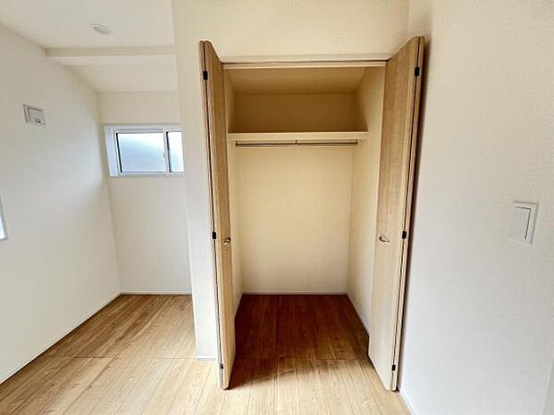 いつでもお部屋をスッキリお使い頂ける収納スペースを設置。