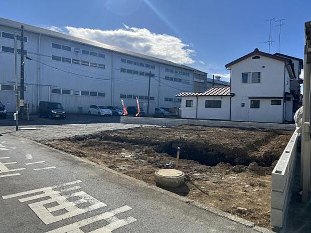 前面道路を含めた現地写真です。ぜひ周辺環境も併せてご覧ください。
