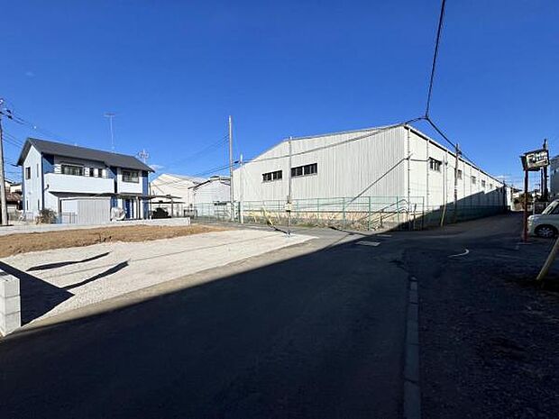 前面道路を含めた現地写真です。ぜひ周辺環境も併せてご覧ください。